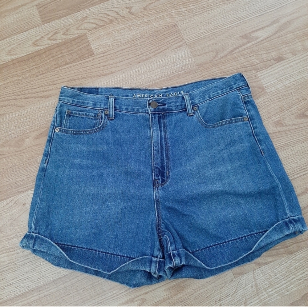//American Eagle Plus  Bue Mom Jean Shorts SZ 14
